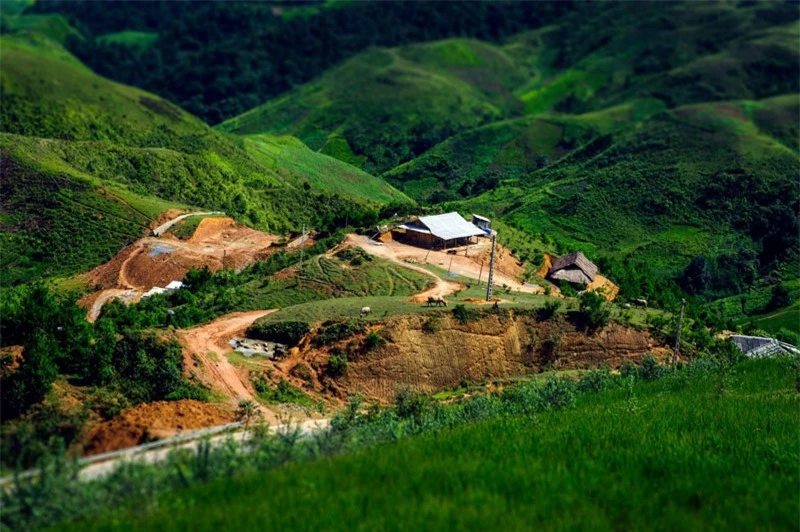 Trên lưng chừng đèo Pha Đin thường mịt mờ mây phủ, dưới chân đèo là những bản làng lác đác. Ảnh: Le Hong Ha.