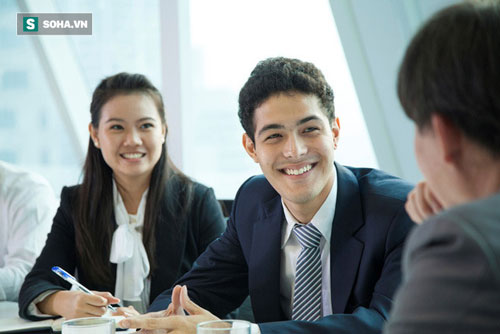 Cậu nhân viên trẻ vừa đi làm đã nhanh chóng được cấp trên cất nhắc, cơ hội đến chỉ sau 1 lần rót trà mời khách