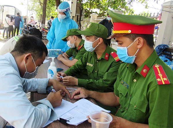 Thực hiện khai báo y tế tại các chốt kiểm soát phòng chống dịch Covid-19 ở các cửa ngõ ra, vào TP Đà Nẵng