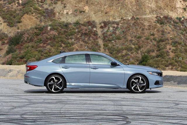 1. Honda Accord 2021 (giá khởi điểm: 24.770 USD, điểm nội thất: 8.1 / 10).