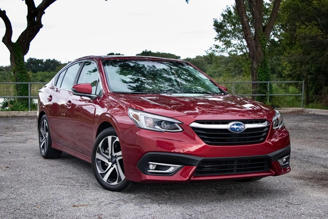 =8. Subaru Legacy 2021 (giá khởi điểm: 22.895 USD, điểm nội thất: 7,6/10).