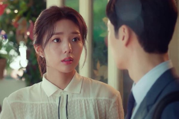 Ra sân bay tiễn bạn trai, tôi chết ngất khi có người bắt chuyện rồi nói câu khó tin