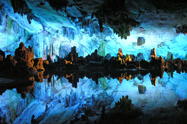 Kinh ngạc trước những hồ nước ngầm lạ lùng nhất thế giới