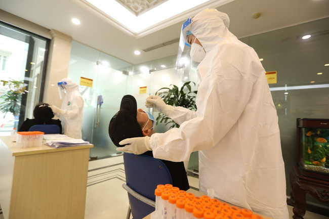 Những ai phải trả phí xét nghiệm COVID-19?