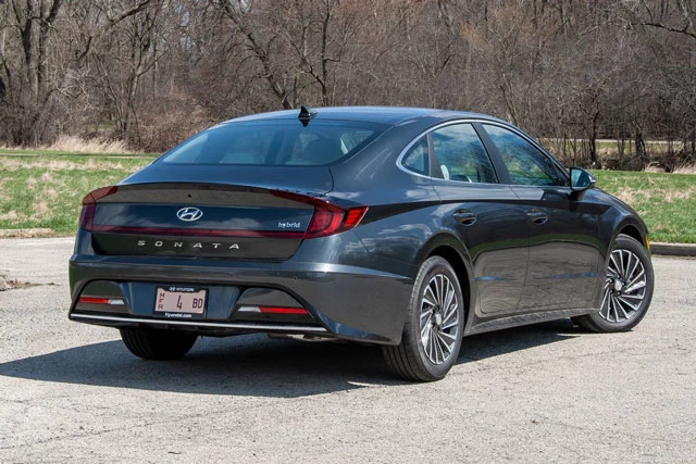 3. Hyundai Sonata Hybrid 2021 (giá khởi điểm: 27.750 USD, điểm nội thất: 7,9/10