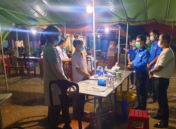 Bình Phước: Thanh niên xung kích lập nên "lá chắn thép" tại các chốt chống dịch