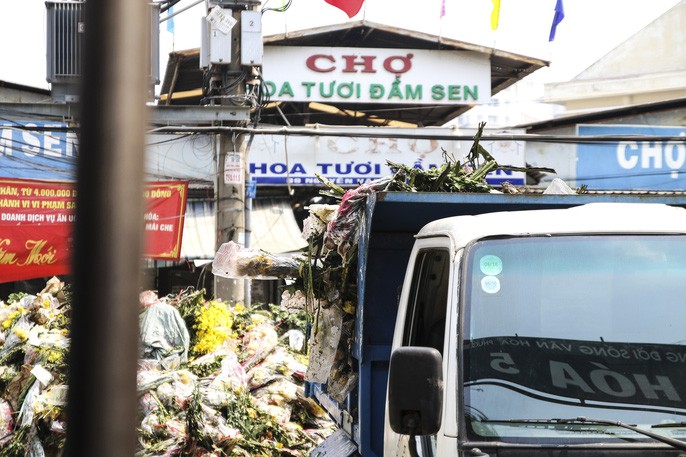 Chợ hoa Đầm Sen tạm ngưng để phòng chống dịch Covid-19 đã ảnh hưởng đến việc tiêu thụ hoa của Lâm Đồng.