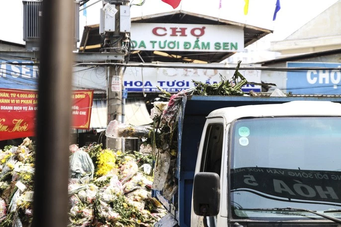 Chợ hoa Đầm Sen tạm ngưng để phòng chống dịch Covid-19 đã ảnh hưởng đến việc tiêu thụ hoa của Lâm Đồng.