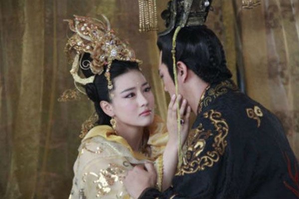 Hoàng hậu công khai hoang dâm trước mặt Hoàng đế, càng "qua mặt" càng được sủng ái