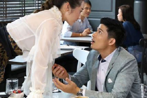 Lĩnh lương nên tôi mời bạn trai đi ăn, vừa nhìn món bít tết, anh rơm rớm nước mắt thốt ra một câu làm tôi "hóa đá"