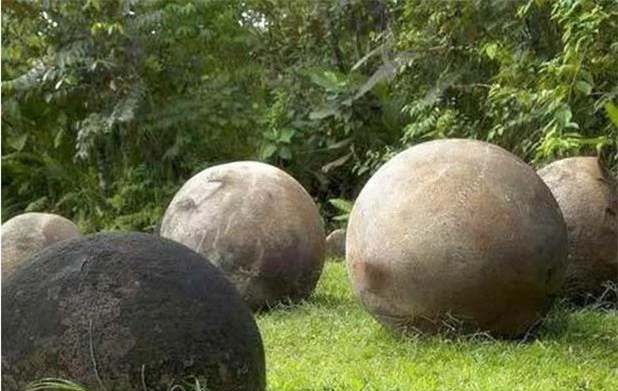 Hàng trăm quả cầu đá bí ẩn xuất hiện ở ngọn núi Tân Cương: Giới khoa học càng hoang mang khi bổ đôi chúng ra! - Ảnh 6.