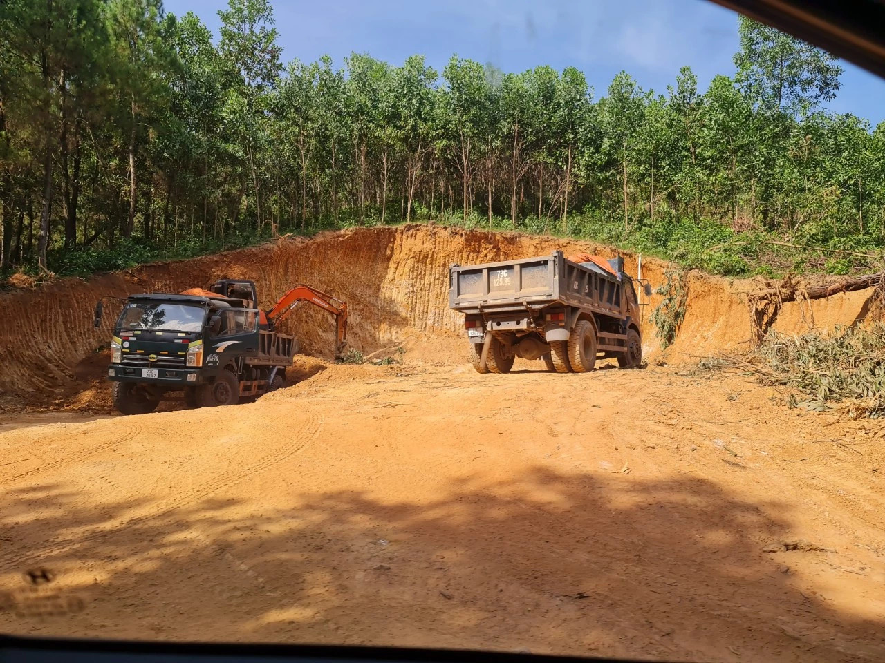 Mỏ đất ở thôn Lạc Thiện, xã Minh Hóa, huyện Minh Hóa không có giấy phép khai thác đất nhưng vẫn diễn ra công khai, liên tục