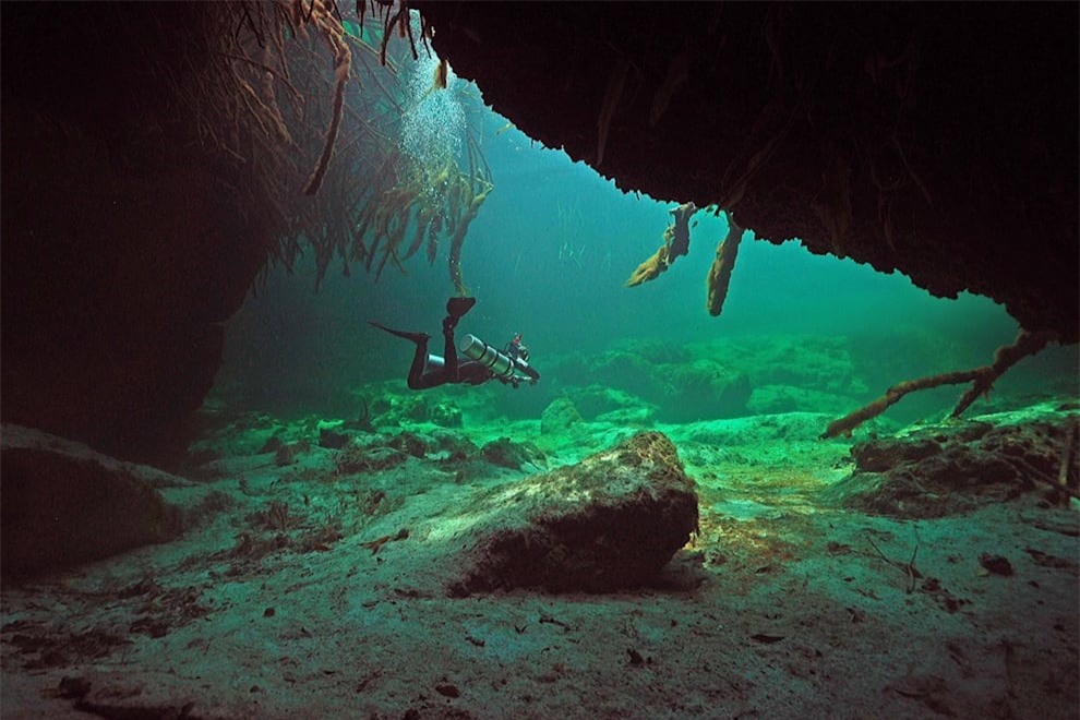 Kinh ngạc trước những hồ nước ngầm lạ lùng nhất thế giới 9