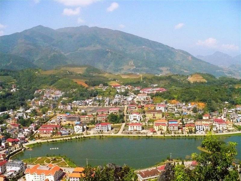 Nhìn từ xa, Núi Hàm Rồng giống như một con rồng khổng lồ đang uốn mình, nằm phục hướng về phía Tây dãy Hoàng Liên Sơn. Phần đỉnh núi được “mẹ” thiên nhiên khéo sắp xếp từ những mỏm đá vô hồn một cách ngẫu nhiên mà lại tạo thành hình ảnh đầy hữu ý. Ảnh: Thongtindulichsapa. Nhìn từ xa, Núi Hàm Rồng giống như một con rồng khổng lồ đang uốn mình, nằm phục hướng về phía Tây dãy Hoàng Liên Sơn. Phần đỉnh núi được “mẹ” thiên nhiên khéo sắp xếp từ những mỏm đá vô hồn một cách ngẫu nhiên mà lại tạo thành hình ảnh đầy hữu ý. Ảnh: Thongtindulichsapa.