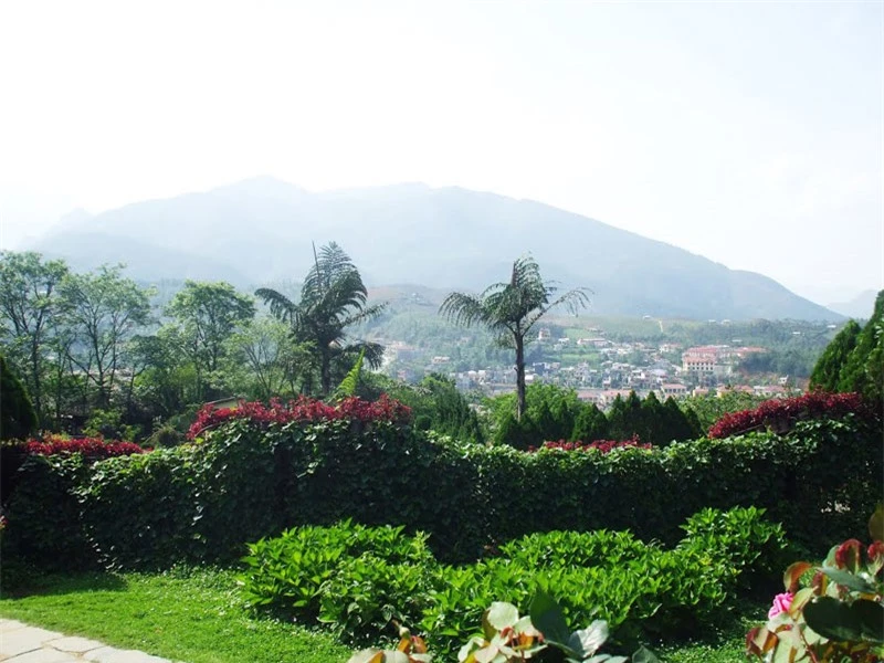Người dân ở đây gọi mỏm núi đó là núi Đầu Rồng bởi ngắm trông giống đầu một con rồng đang nhe nanh hướng về phía trời cao. Ảnh: Đào Nguyên Bùi Thụy. Người dân ở đây gọi mỏm núi đó là núi Đầu Rồng bởi ngắm trông giống đầu một con rồng đang nhe nanh hướng về phía trời cao. Ảnh: Đào Nguyên Bùi Thụy.