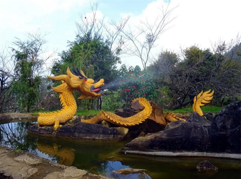 Có rất nhiều dị bản về truyền thuyết núi Hàm Rồng nhưng nhìn chung các truyền thuyết này đều nói đến tình cảm yêu thương, ân nghĩa mặn nồng, thủy chung của loài rồng. Ảnh: Ngo Minh Truc. Có rất nhiều dị bản về truyền thuyết núi Hàm Rồng nhưng nhìn chung các truyền thuyết này đều nói đến tình cảm yêu thương, ân nghĩa mặn nồng, thủy chung của loài rồng. Ảnh: Ngo Minh Truc.