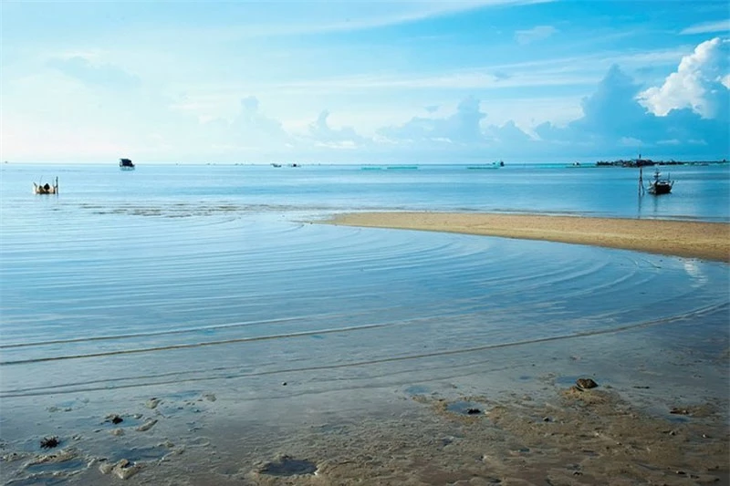 Chiều về trên bãi Hàm Ninh, bạn có thể ngắm biển xanh, phía xa xa là quần đảo Hải Tặc, hòn Nghệ thấp thoáng trong làn nước biển. Ảnh: Eric Khoa Vu.