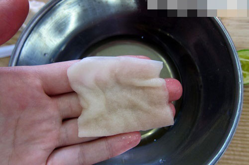 Xử lý mắt thâm quầng chỉ trong vài phút với nước muối