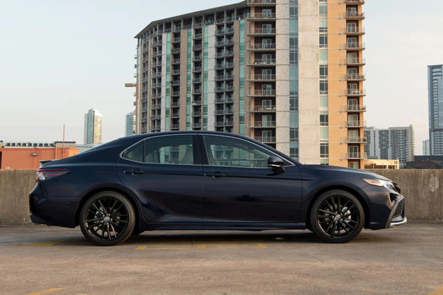 1. Toyota Camry 2021 (giá khởi điểm: 24.970 USD).