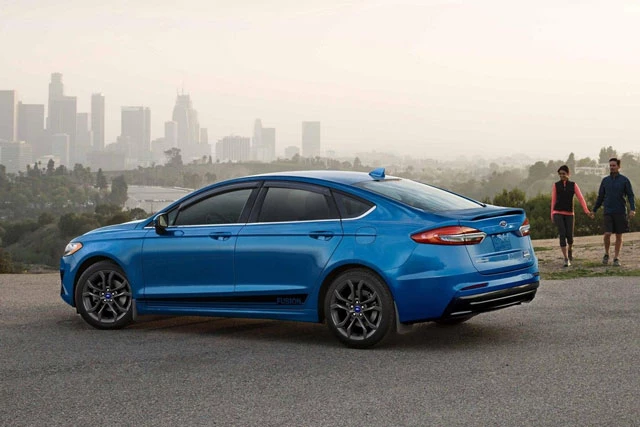 10. Ford Fusion 2020 (giá khởi điểm: 23.170 USD).