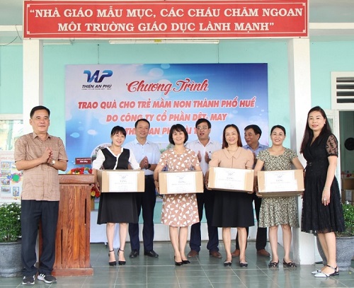 Dệt May Thiên An Phú tặng đồng phục cho học sinh mầm non các trường khó khăn ở Huế