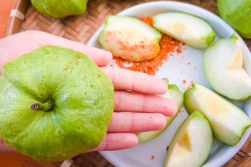 Mẹo chọn mua ổi giòn ngon không sợ chát từ những người "sành ăn" nhất