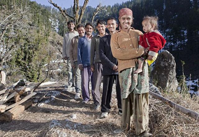 Nơi phụ nữ muốn lấy chồng phải lấy cả anh em chồng