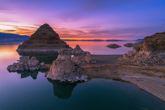 Cứ 10 năm 1 lần, hồ nước này sẽ chuyển sang màu ngọc lam tuyệt đẹp