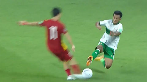 Cầu thủ Indonesia chắp tay xin lỗi Tuấn Anh vì phạm lỗi triệt hạ