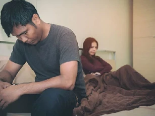 Chị dâu gọi điện hỏi vay tiền, vợ tôi đứng bật dậy nói thẳng một câu khiến tôi ngã ngửa