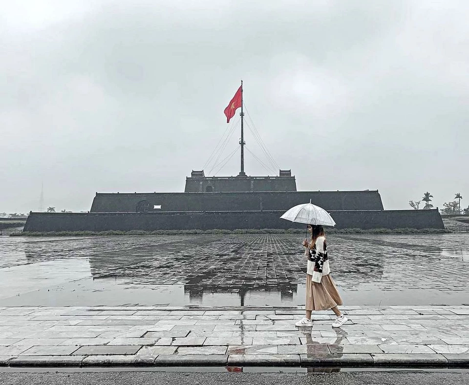 Kỳ đài nằm chính giữa mặt nam Kinh thành Huế, được xây đầu thời vua Gia Long. Theo tư liệu của Trung tâm Bảo tồn di tích Cố đô Huế, công trình gồm 2 phần: đài cờ đồ sộ 3 tầng hình chóp cụt chồng lên nhau, cao hơn 17 m; cùng cột cờ cao gần 40 m. Ảnh: Gia Linh.