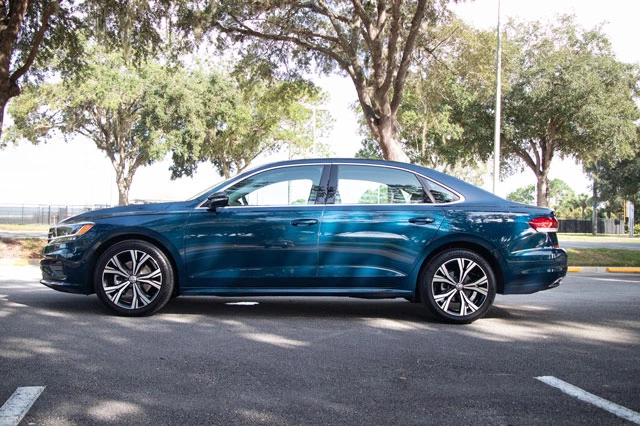 8. Volkswagen Passat 2021 (giá khởi điểm: 23.995 USD).