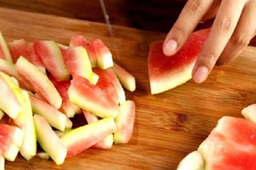 7 tác dụng kì diệu của phần cùi trắng dưa dấu