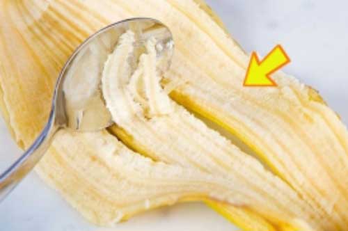 Vô tình đánh rơi vỏ chuối vào chậu nước, ai ngờ phát hiện ra điều lạ