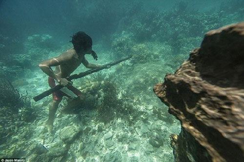 Cuộc sống độc đáo của bộ lạc quanh năm sống với biển khơi