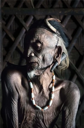 Bộ tộc săn đầu người: Những hình xăm phai mờ và phong tục truyền thống như đèn sắp cạn dầu - Ảnh 8.
