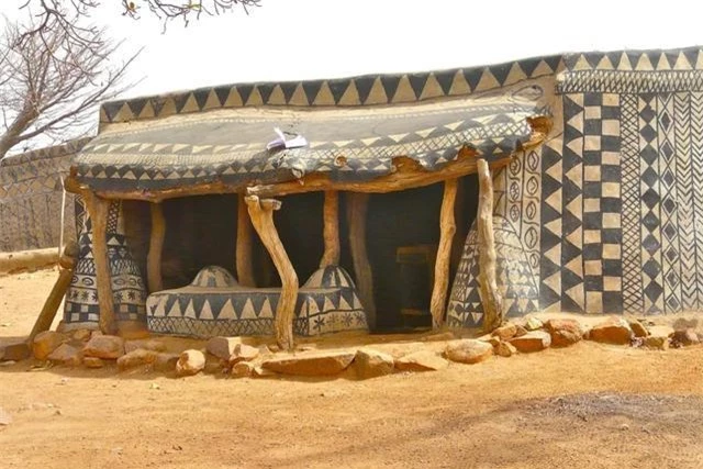 Ngôi làng kỳ quái ở châu Phi với những hoạ tiết bí ẩn 1