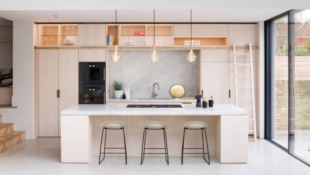 Nếu bạn muốn cómột không gian bếp thật ấn tượng, bạn có thể áp dụng cho khu bếp của mình cách kết hợp màu hồng nhạt và xám được yêu thích nhất năm nay, vốn thường sử dụng trong phòng khách hoặc phòng ngủ. Ưu điểm nổi bật của sự kết hợp này là căn bếp của bạn sẽ luôn hiện đại trong khi vẫn giữ vẻ thanh lịch trong bất kỳ không gian nhà theo phong cách hiện đại nào./.