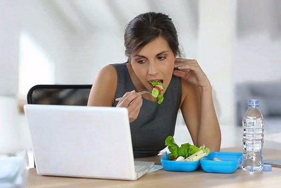 4 sai lầm khi ăn trưa khiến bạn tăng cân không kiểm soát