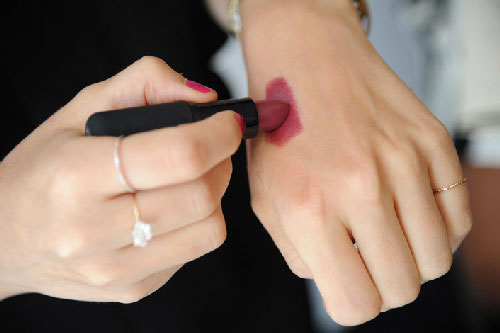 Mách bạn mẹo chọn son môi 'chuẩn không cần chỉnh'