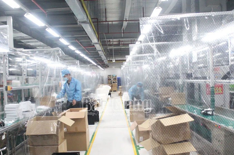 Công ty TNHH Fuhong Precision Component Bắc Giang lắp tấm lưới và rèm nhựa ngăn cách khu vực sản xuất giữa các công nhân để phòng dịch.