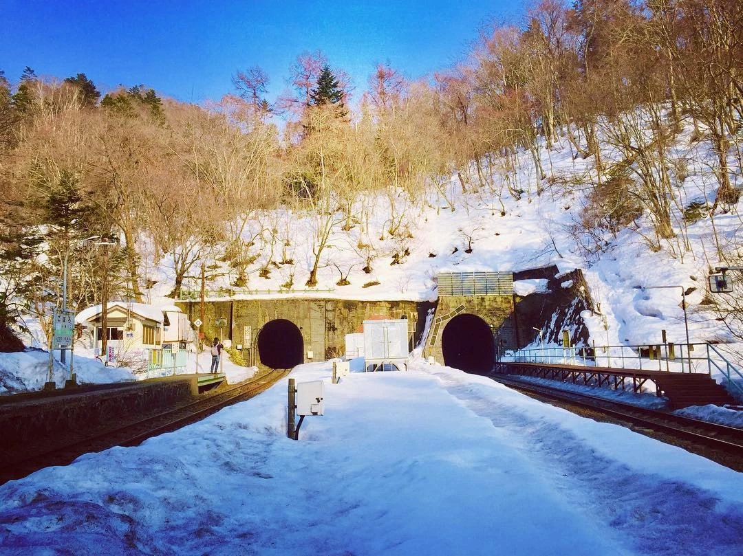 Theo Atlas Obscura, ga Koboro ở Toyoura, Hokkaido là điểm nổi tiếng nhất trong danh sách các "hikyō-eki". Nó nằm gọn trong khoảng đất dài cỡ 100 m nằm giữa hai đường hầm. Ảnh: 1geso1.