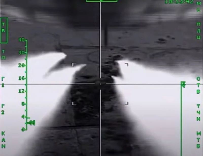 Tiêm kích Su-34 nhắm mục tiêu ném bom. Ảnh cắt từ video.
