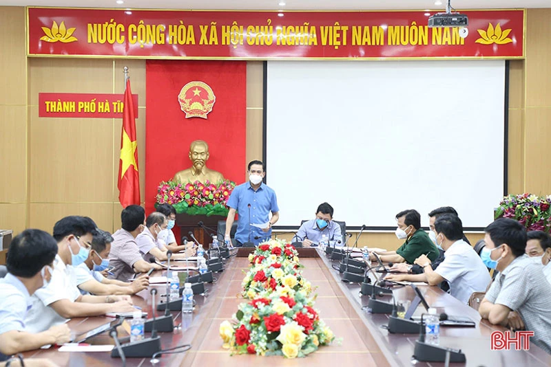 Chủ tịch UBND tỉnh Võ Trọng Hải - Trưởng BCĐ phòng, chống dịch bệnh Covid-19 tỉnh và Phó Chủ tịch UBND tỉnh Lê Ngọc Châu - Phó Trưởng ban Thường trực BCĐ phòng, chống dịch bệnh Covid-19 tỉnh chủ trì cuộc họp sáng nay.