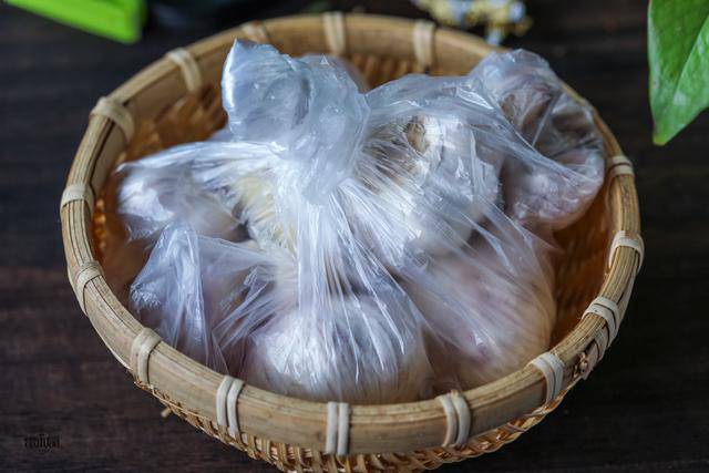 Chỉ cần nhét gói này vào, tỏi để cả năm không mọc mầm hay mốc hỏng