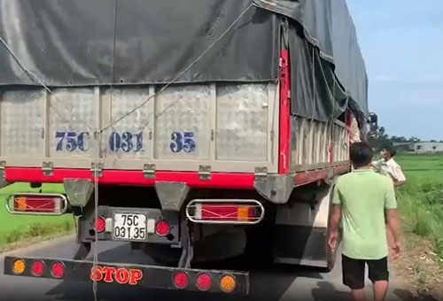 Thừa Thiên – Huế: 8 người trốn trong thùng xe tải để tránh khai báo y tế