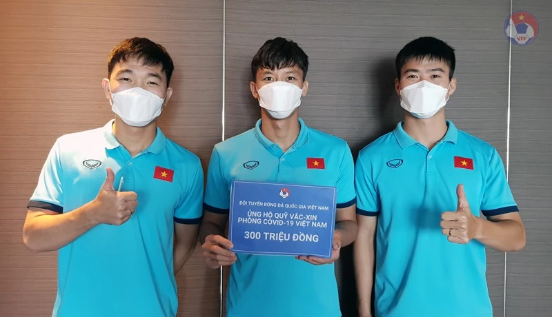 Đội trưởng Quế Ngọc Hải và hai đội phó Lương Xuân Trường, Đỗ Duy Mạnh đại diện Đội tuyển Việt Nam ủng hộ 300 triệu đồng vào Quỹ vắc xin phòng chống COVID-19. (Ảnh: VFF)