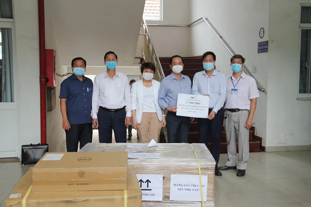 đại diện Ban Giám đốc Công ty Cổ phần đầu tư Thái Bình (TBS Group), đã trao tặng hệ thống máy xét nghiệm Realtime-PCR, trị giá hơn 4,2 tỉ đồng, để phục vụ công tác phòng chống dịch Covid-19 tỉnh Bình Dương.