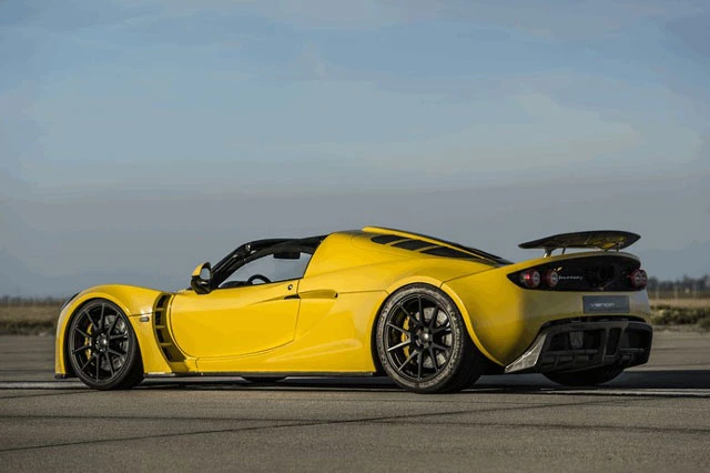 2. Hennessey Venom GT Spyder (thời gian tăng tốc từ 0-100 km/h: 2,4 giây).