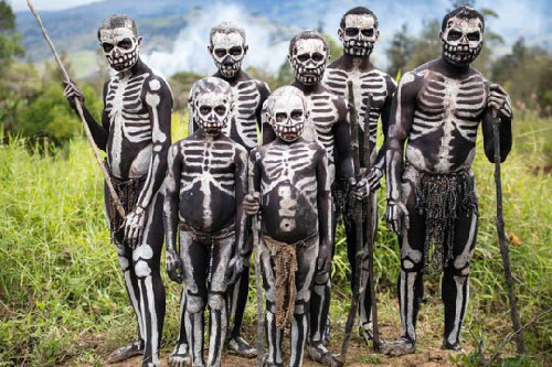 Bộ lạc ‘xác sống’, xương người ghê rợn ở Papua New Guinea
